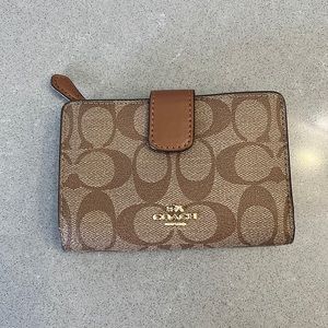 Coach Medium Signature Canvas Corner Zip Wallet in Khaki Saddle
